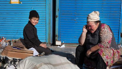 Ubaidullo Norisow (12, 6. Klasse) arbeitet auf dem Kelechek Markt in Bishkek. Mit seiner Mutter Farida Norisowaund Schwester Gulmairam (14) sammelt er jeden Tag Pappe und Papier auf dem Grossmarkt um das Familieneinkommen zu sichern. CPC unterstuetzt die Kinder damit sie trotzdem eine Ausbildung, genuegend Essen und medizinische Versorgung bekommen. (c) 2013 Kathrin Harms