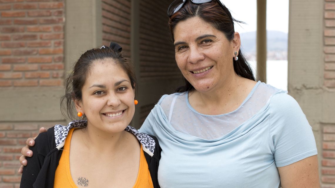 CJA-Mitarbeiterinnen Lourdes Prieto (rechts) und Lourdes Lara umarmen sich.