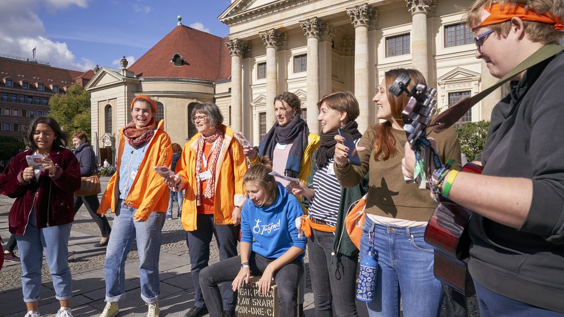 Der Youthtopia-Song sorgt für gute Stimmung auf dem Gendarmenmarkt