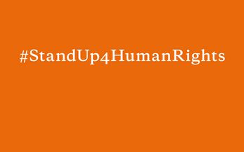 'StandUp4HumanRights in weißer Schrift auf orangenem Hintergrund