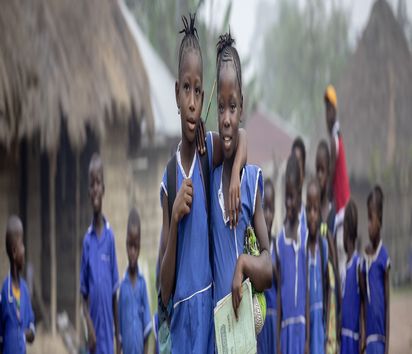 Gemeinsam mit ihrer Freundin Fatmata Sheriff (1. Person v. links, 9 Jahre) geht Mbalu Tarawallie (8 Jahre) allmorgendlich in die Dorfschule. Projektpartner: SIGA (Siera Grassroots Agency)