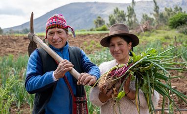 Das Projekt Arariwa in Cusco kümmert sich um die Entwicklung von nachhaltiger Familienlandwirtschaft in der Region.Feldarbeit:Der Landwirt Javier Quispe Valle mit seiner Frau Alicia Champi Salazar auf seinem Feld mit frisch geernteten Zwiebeln.Projektpartner: ARARIWA - Asociacion Arariwa