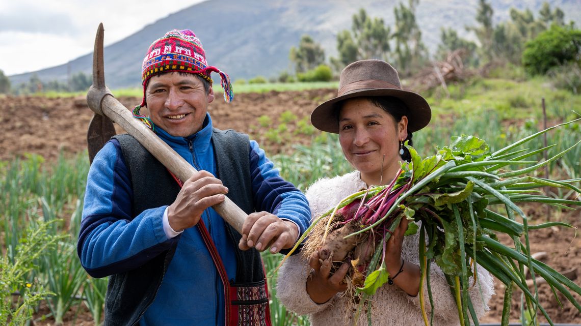 Un campesino y su mujer con su cosecha de cebollas