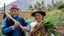 Das Projekt Arariwa in Cusco kümmert sich um die Entwicklung von nachhaltiger Familienlandwirtschaft in der Region.Feldarbeit:Der Landwirt Javier Quispe Valle mit seiner Frau Alicia Champi Salazar auf seinem Feld mit frisch geernteten Zwiebeln.Projektpartner: ARARIWA - Asociacion Arariwa