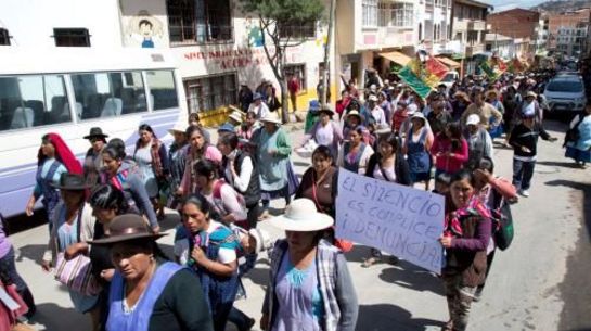 Das Bild zeigt Frauen in Sucre, Bolivien, die in einem Protestmarsch gegen gewalt gegen Frauen durch eine Straße ziehen