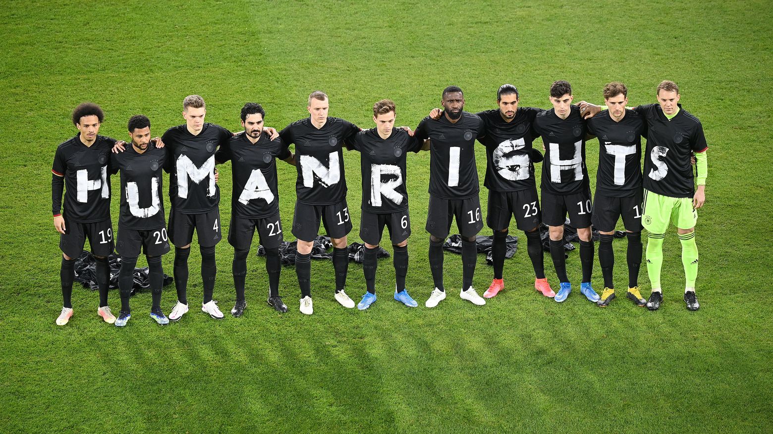 Nationalmannschaft mit Humanrights auf dem T-Shirt