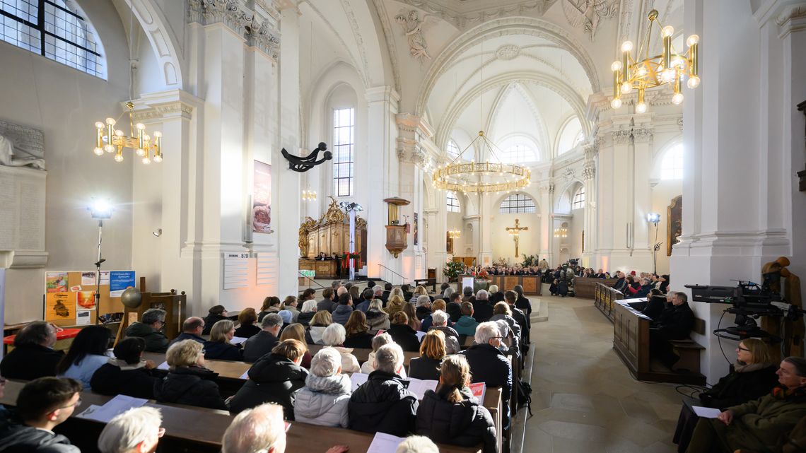 Besucherinnen und Besucher in St. Stephanskirche