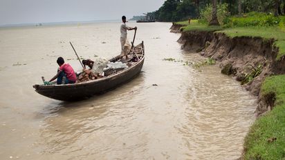 Fischer beim Fischfang in einem Fluss in Morrelganj, Bagerhat, Bangladesch.Projektpartner: Christian Commission for Development in Bangladesh (CCDB)