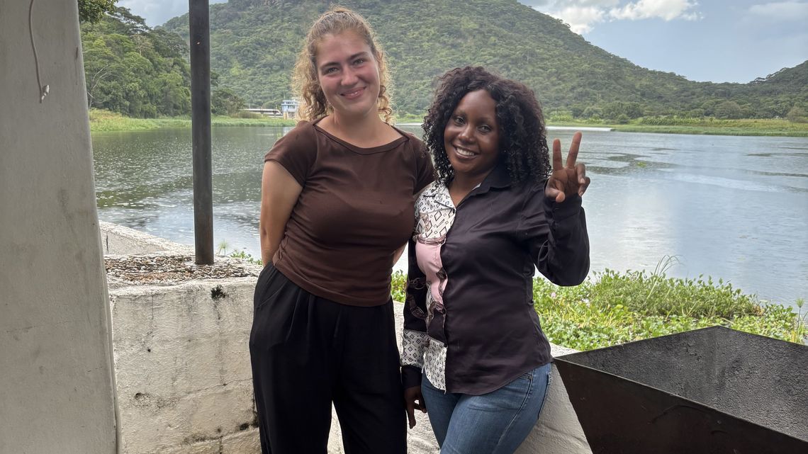 Evelyn Nakanyika (meine Freundin und Nachbarin) und ich