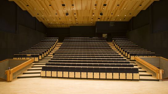 Saal des Konzerthauses Detmold Der holzgetäfelte Saal des Konzerthauses Detmold