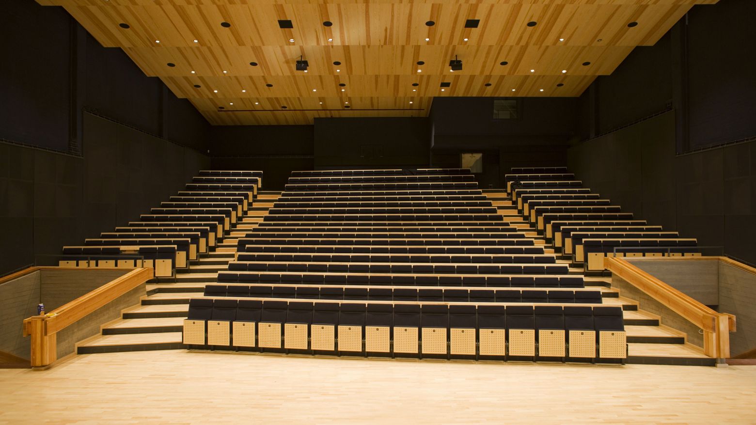 Saal des Konzerthauses Detmold Der holzgetäfelte Saal des Konzerthauses Detmold
