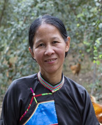 In der Projektregion im Norden von Vietnam lebt die Hälfte der Bevölkerung (überwiegend ethnische Minderheit) von weniger als 1 US-Dollar am Tag. TNWU (Thai Nguyen Women´s Union) hilft den Frauen, nachhaltige Anbaumethoden einzuführen und ihr Einkommen zu steigern (u.a. Produktion von Gemüse, Tee und Tofu). Vietnam, Provinz Thai Nguyen, Distrikt Phu Luong, Gemeinde Yen Trach, Dorf Bai Kinh | Hühnerzüchterin Hien Khuong Thi, 50 Jahre