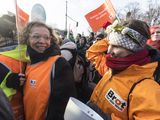 Auch Luise Steinwachs, Leiterin Referat Grunddienste und Ernährungssicherheit, (links) beteiligte sich an der Großdemonstration.