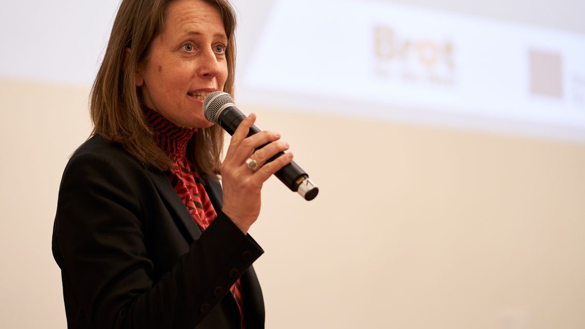 Silke Pfeiffer (Brot für die Welt) führt in die Konferenz ein