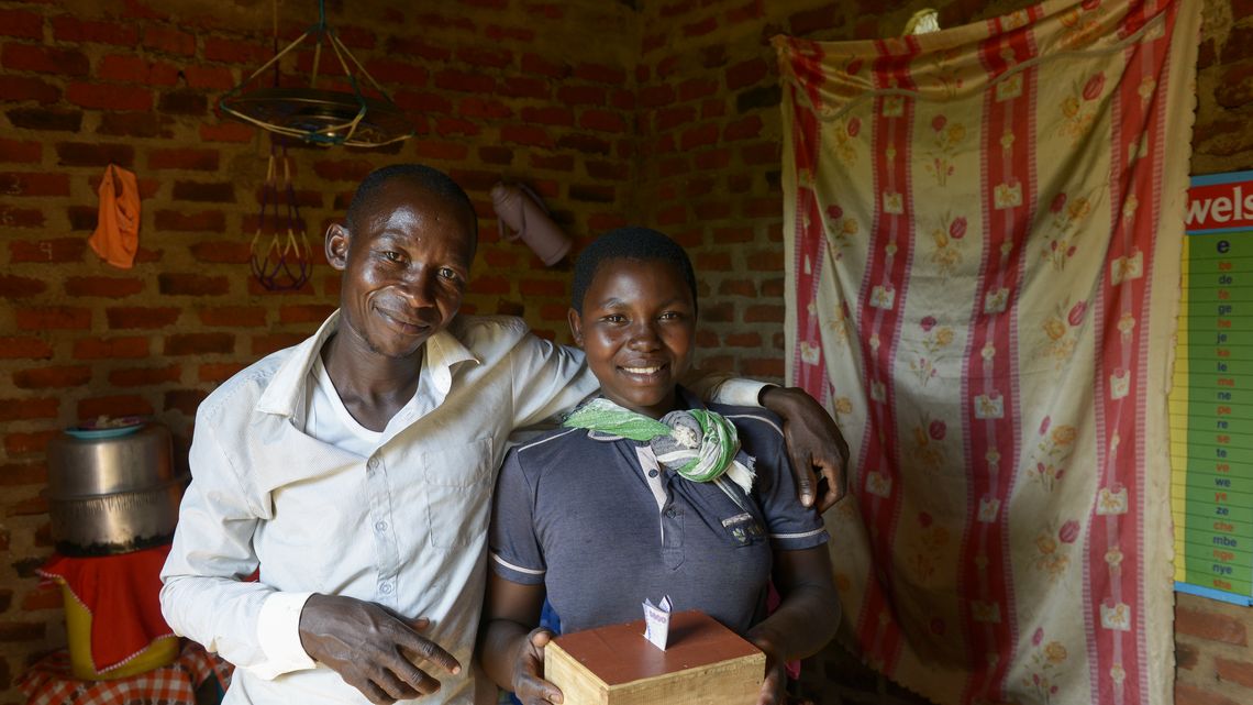 Isaya Mwita und seine Frau Grace mit dem Gesparten aus dem Gemüseverkauf
