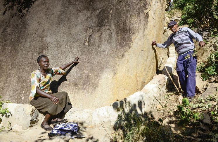 KENIA, ADS Anglican Development Services of Mount Kenya East, Stadt Embu, Dorf Gichunguri, Projekt Regenwasserauffang an einem Felsen und Speicherung in Tanks zur Nutzung in Duerreperioden, Agnes Irima, 44 Jahre, zementierte Auffangrinne fuer Regenwasser