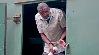 Zimbabwe investigative journalist Hopewell Chin’ono gets out of a prison van at the magistrates courts in handcuffs in Harare, Friday, Nov. 6, 2020. Chin’ono is one of Zimbabwe’s most prominent critics of President Emmerson Mnangagwa’s administration, accusing it of corruption and human rights abuses. The government denies the charges. (Foto: Tsvangirayi Mukwazhi/picture alliance/i)