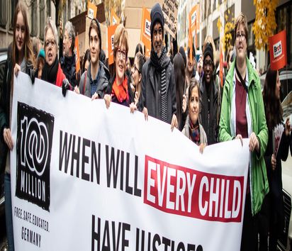 November 27, 2019 - Berlin, Germany: Brot für die Welt und die GEW unterstützen die globale Kampagne „100 Million“ von Kailash Satyarthi, Friedensnobelpreisträger und langjähriger Partner von Brot für die Welt. Ziel der Kampagne ist es, junge Menschen zu ermutigen, sich für Kinderrechte stark zu machen und damit konkrete politische Maßnahmen anzustoßen. Am 27. November geht Brot für die Welt mit Satyarthi und mehr als hundert Jugendlichen in Berlin auf die Straße, um gegen Kinderarbeit zu protestieren. Vor dem Reichstagsgebäude treffen die Protestierenden auf Politikerinnen und Politiker verschiedener Fraktionen (Claudia Roth, Bärbel Kofler, Wolfgang Stefinger, Helin Evrim Sommer, Matthias Seestern-Pauly) und übergeben ihnen symbolisch einen Paragrafen und fordern sie auf, mit Nachdruck gegen ausbeuterische Kinderarbeit vorzugehen.