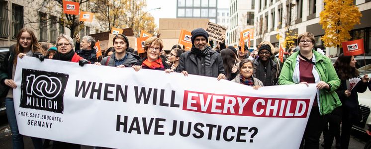 100 Million, Kampagne gegen Kinderarbeit mit Kailash Satyarthi, Jugendlichen und Politikern in Berlin November 27, 2019 - Berlin, Germany: Brot für die Welt und die GEW unterstützen die globale Kampagne „100 Million“ von Kailash Satyarthi, Friedensnobelpreisträger und langjähriger Partner von Brot für die Welt. Ziel der Kampagne ist es, junge Menschen zu ermutigen, sich für Kinderrechte stark zu machen und damit konkrete politische Maßnahmen anzustoßen. Am 27. November geht Brot für die Welt mit Satyarthi und mehr als hundert Jugendlichen in Berlin auf die Straße, um gegen Kinderarbeit zu protestieren. Vor dem Reichstagsgebäude treffen die Protestierenden auf Politikerinnen und Politiker verschiedener Fraktionen (Claudia Roth, Bärbel Kofler, Wolfgang Stefinger, Helin Evrim Sommer, Matthias Seestern-Pauly) und übergeben ihnen symbolisch einen Paragrafen und fordern sie auf, mit Nachdruck gegen ausbeuterische Kinderarbeit vorzugehen.