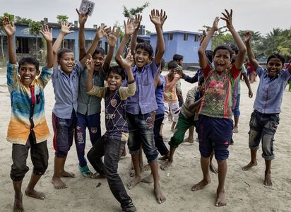 Spielende Kinder auf dem Schulhof in der Nähe von Shyamnagar, Bangladesch.