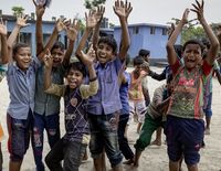 Spielende Kinder auf dem Schulhof in der Nähe von Shyamnagar, Bangladesch.