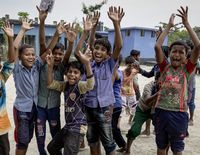 Spielende Kinder auf dem Schulhof in der Nähe von Shyamnagar, Bangladesch.