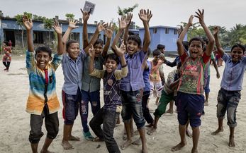 Spielende Kinder auf dem Schulhof in der Nähe von Shyamnagar, Bangladesch.