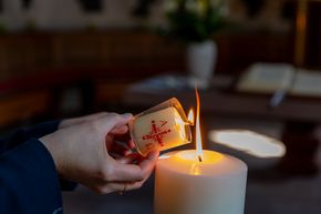 Die Osterkerze steht für die Erleuchtung an Ostern.