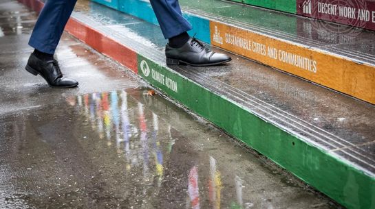 Treppe im Regen vor dem Sitz der UN in New York