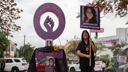 eine Mutter demonstriert für ihre ermordete Tochter