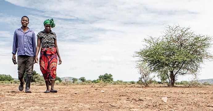 Kuda Gudyanga (46) und seine Frau NoMatter (39) in Nyanyadzi, Chimanimani an der Ostgrenze Simbabwes. Die Region hat eine schwere Dürre erlebt und ist vom Klimawandel stark betroffen. Dadurch sind die Kleinbauern von großen Verlusten bei der Ernte und dem Viehbestand bedroht.Projektpartner: Towards Sustainable Use of Resources Organisation (TSURO)