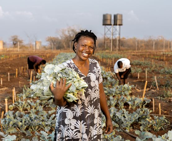 Beauty Nyathi (45) beim Ernten von Gemuese im Community-Garten.