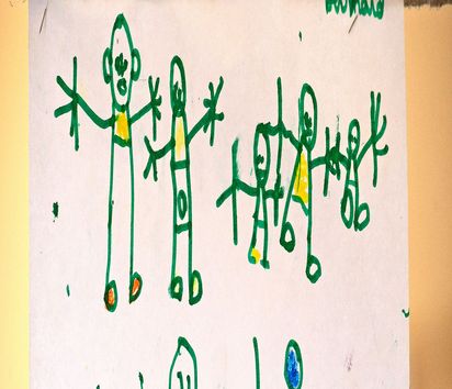 Von Kindern gemaltes Friedensbild mit glücklichen Menschen
