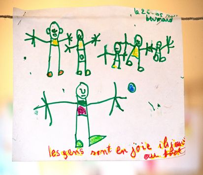 Von Kindern des evangelischen Kindergartens Temple in KpalimÈ gemaltes Friedensbild (zu sehen: die Menschen sind gl¸cklich), aufgen. am 15.11.2011.In Togo wachsen viele Kinder und Jugendliche in einem Klima der Gewalt auf. Sie haben kaum die Mˆglichkeit, demokratische Prinzipien sowie friedliche Konfliktlˆsungsans‰tze kennenzulernen. Das West Africa Network for Peacebuilding setzt seinen Fokus auf die fr¸hkindliche Sozialisation. Bereits im Kindergarten erlernen M‰dchen und Jungen gewaltfreie Verhaltensmuster. Projektpartner: WANEP(West Africa Network for Peacebuilding)