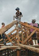 Arbeit am Dach beim Bau von HÃ¤usern in Naro, das auch Cogea 2 genannt wird. Es entstehen die ersten zwei ModellhÃ¤user.Der Partner von Brot fÃ¼r die Welt, FCOSS - Fiji Council of Social Services unterstÃ¼tzt die Umsiedlung des Dorfes Cogea. Cogea wurde vom Zyklon "Yasa" Ende 2020 zerstÃ¶rt.