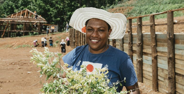 Luisa Curuki (35)  bei der Pflanzaktion in Naro (Cogea 2), wo das neue Dorf entsteht. Die Frauen pflanzen hier schnellwachsende Heckenstraeucher, um die Haenge zu befestigen und der Erosion vorzubeugen.Der Partner von Brot fuer die Welt, FCOSS (Fiji Council of Social Services) unterstuetzt die Umsiedlung des Dorfes Cogea. Cogea wurde vom Zyklon "Yasa" Ende 2020 zerstoert.