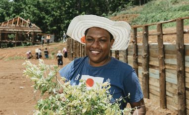 Luisa Curuki (35)  bei der Pflanzaktion in Naro (Cogea 2), wo das neue Dorf entsteht. Die Frauen pflanzen hier schnellwachsende Heckenstraeucher, um die Haenge zu befestigen und der Erosion vorzubeugen.Der Partner von Brot fuer die Welt, FCOSS (Fiji Council of Social Services) unterstuetzt die Umsiedlung des Dorfes Cogea. Cogea wurde vom Zyklon "Yasa" Ende 2020 zerstoert.