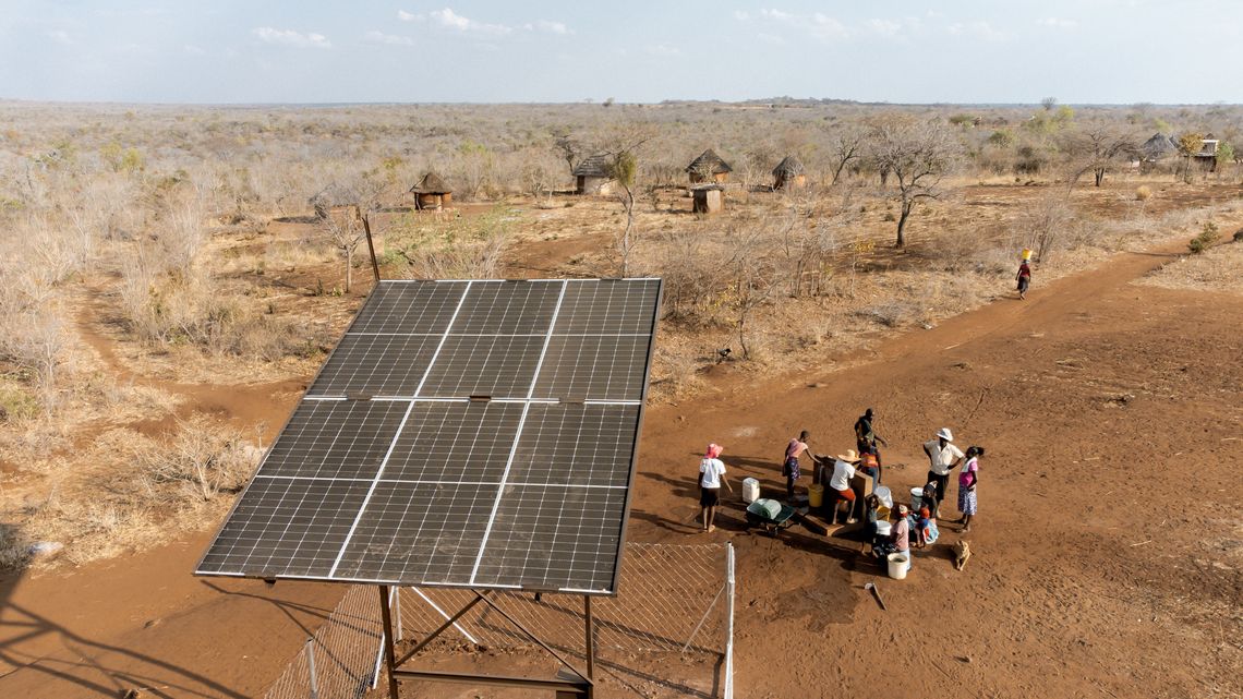 Drohnenaufnahme auf die neue Solarbetriebene Pumpe im Dorf Mbizvon.