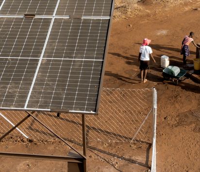 Drohnenaufnahme auf die neue Solarbetriebene Pumpe im Dorf Mbizvon.