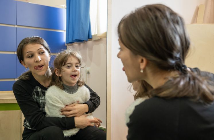 Milena übt mit ihrer Logopädin Liana Enyatyan