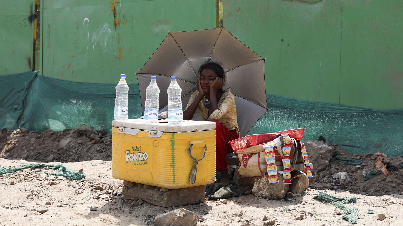 Mädchen verkauft Wasser in praller Sonne