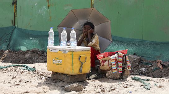 Mädchen verkauft Wasser in praller Sonne