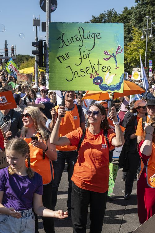 Brot für die Welt demonstriert beim Globalen Klimastreik unter dem Motto:
#EndFossilFuels Brot für die Welt demonstriert beim Globalen Klimastreik unter dem Motto:
#EndFossilFuels