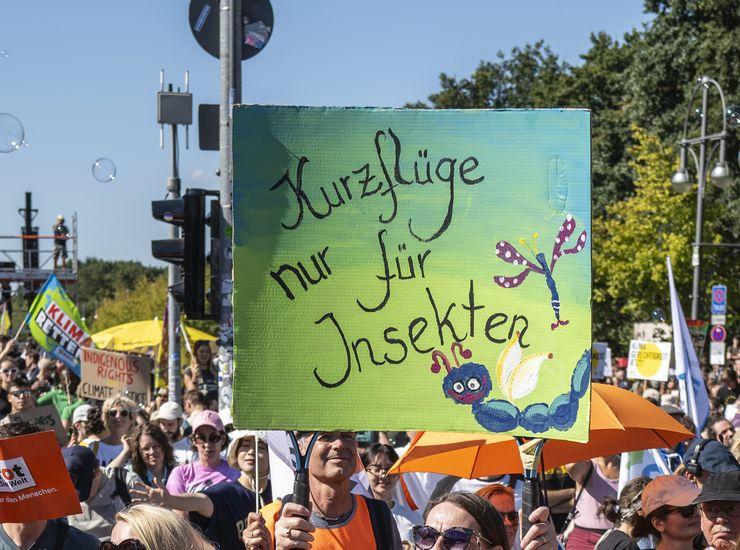 Brot für die Welt demonstriert beim Globalen Klimastreik unter dem Motto:
 #EndFossilFuels