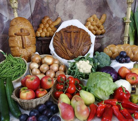 Erntedank Altar mit Brot und Obst und Gemüse