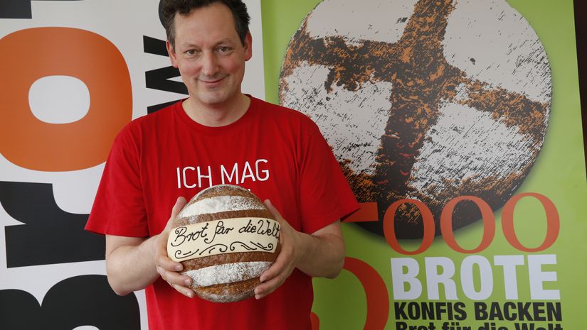 6.6.2015, StuttgartDer Moderator Eckhart von Hirschhausen unterstützt die Aktion 5000 Brot von Brot für die Welt und kam zu einem Besuch am Stand im Zentrum Jugend vorbei.