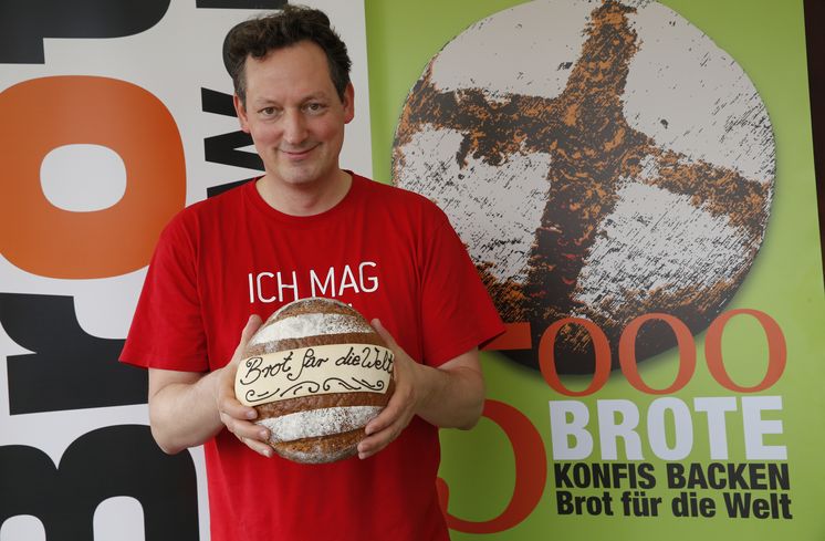 Evangelischer Kirchentag 2015 in Stuttgart 6.6.2015, StuttgartDer Moderator Eckhart von Hirschhausen unterstützt die Aktion 5000 Brot von Brot für die Welt und kam zu einem Besuch am Stand im Zentrum Jugend vorbei.