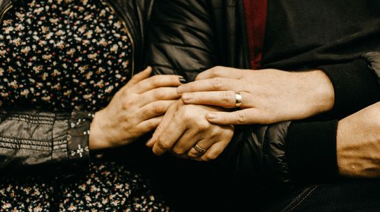 Frauen reichen sich die Hand