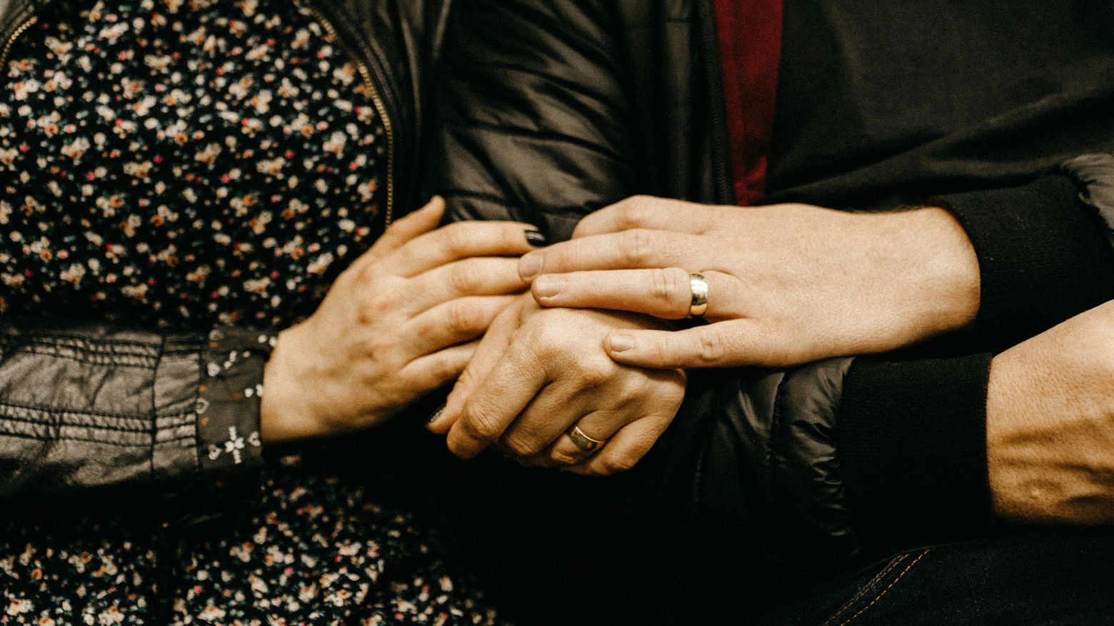 Frauen reichen sich die Hand