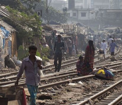 Slums an der Bahnstrecke in der Hauptstadt Dhaka